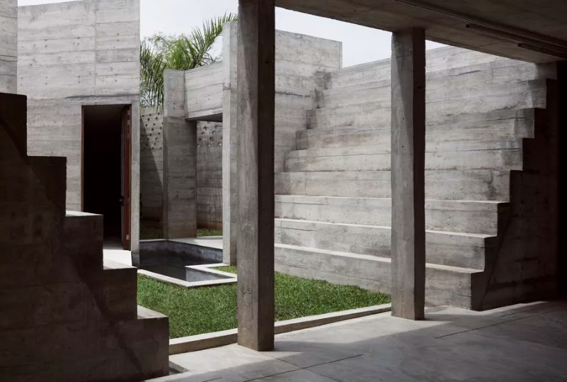 Rumah Beton yang Menyerupai Benteng